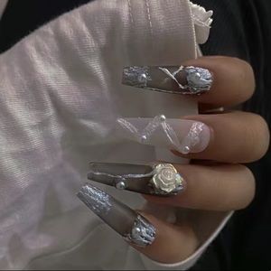 press on nails/ Fake nails The baroque style